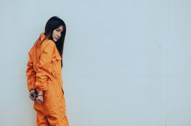 Turuncu cübbeli mahkum, beyaz arka planda Asyalı kadın portresi.,