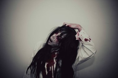 Asyalı kadın portresi, hayalet makyajı, arka plan korku sahnesi, Cadılar Bayramı festivali konsepti, hayalet filmleri posteri.