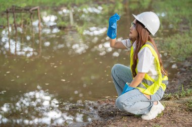 Çevre mühendisleri su kalitesini inceler, suyu test etmek için laboratuvara getirir, su ve topraktaki mineral içeriğini kontrol eder, su kaynaklarındaki kirleticileri kontrol ederler..