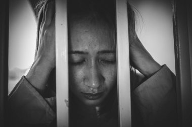 Demir hapishaneyi, mahkûm konseptini, Tayland halkını yakalamak isteyen kadınların elleri, özgür olmak isteyen kadınların elleri, eğer yasaları çiğneyip hapse girerlerse,.