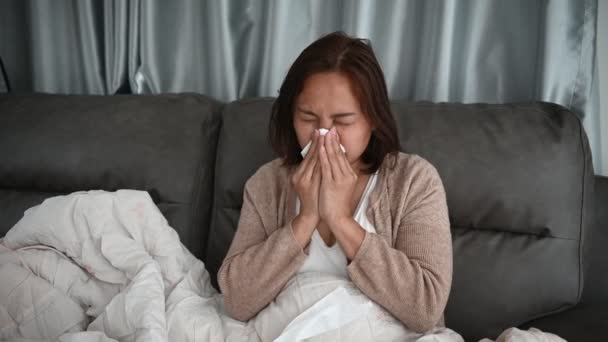 Asiático Mulher Doente Sentar Sofá Ficar Casa Mulher Sentiu Mal — Vídeo de Stock