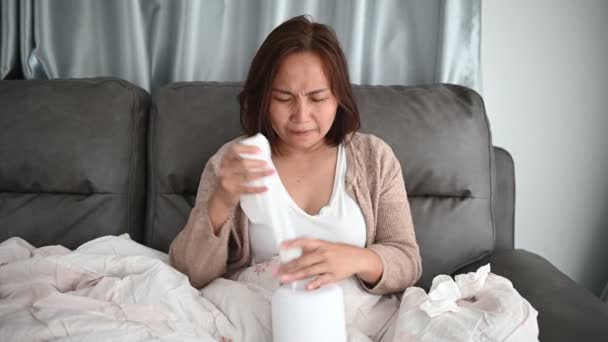 Азиатская Больная Женщина Сидит Диване Дома Женщина Чувствует Себя Плохо — стоковое видео