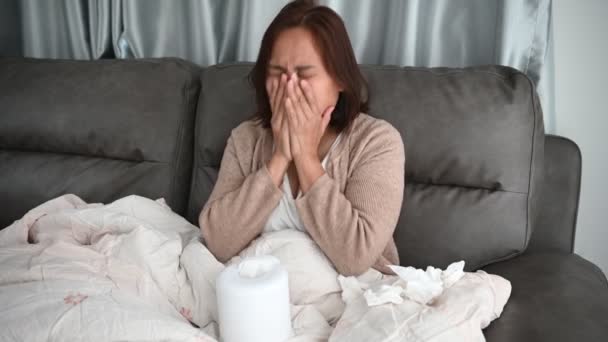 Azjatycka Chora Kobieta Siedzieć Kanapie Domu Kobieta Czuła Się Źle — Wideo stockowe