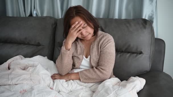 Asijská Nemocná Žena Sedět Pohovce Zůstat Doma Žena Cítila Špatně — Stock video