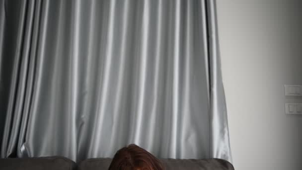 Asiática Enferma Mujer Sentarse Sofá Quedarse Casa Mujer Sentía Mal — Vídeos de Stock
