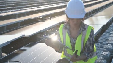 Yüzen güneş çiftliğinde çalışan Asyalı mühendis, yenilenebilir enerji, teknisyen ve yatırımcı güneş panelleri güneş enerjisi kurulumundaki panelleri kontrol ediyor