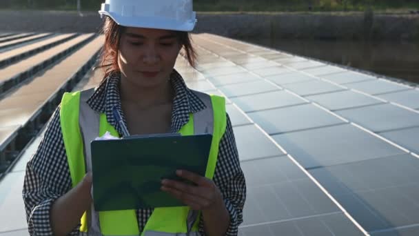 Asiatisk Ingenjör Arbetar Flytande Sol Gård Förnybar Energi Tekniker Och — Stockvideo