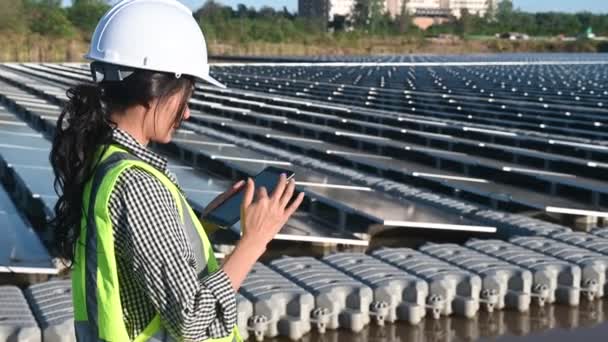 Yüzen Güneş Çiftliğinde Çalışan Asyalı Mühendis Yenilenebilir Enerji Teknisyen Yatırımcı — Stok video