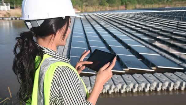 Azjatycki Inżynier Pracujący Pływającej Farmie Słonecznej Energia Odnawialna Technik Inwestor — Wideo stockowe