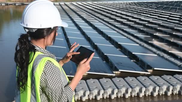 在浮动太阳能农场工作的亚洲工程师 可再生能源 技术员和投资人检查太阳能装置面板 — 图库视频影像
