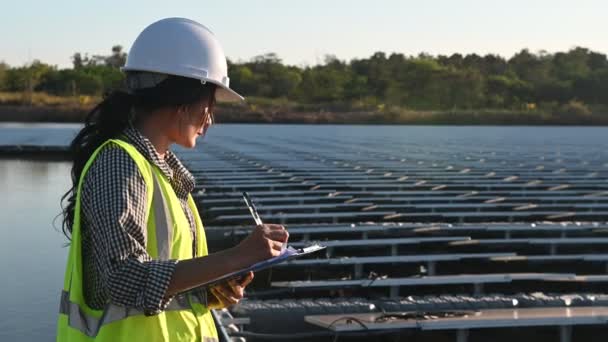 Yüzen Güneş Çiftliğinde Çalışan Asyalı Mühendis Yenilenebilir Enerji Teknisyen Yatırımcı — Stok video