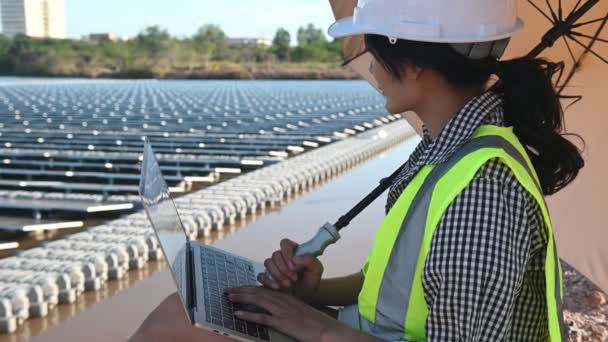 Inginer Asiatic Care Lucrează Ferma Solară Plutitoare Energie Regenerabilă Tehnician — Videoclip de stoc