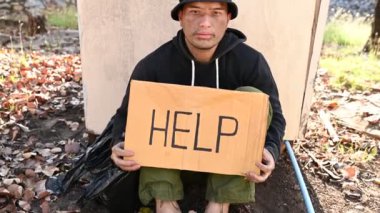 Asyalı adam yan yolda evsiz, yabancı biri yolda yalnız yaşamak zorunda çünkü ailesi yok..