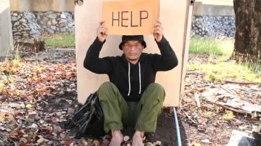 Asyalı adam yan yolda evsiz, yabancı biri yolda yalnız yaşamak zorunda çünkü ailesi yok..