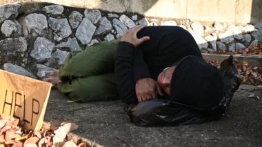 Asyalı adam yan yolda evsiz, yabancı biri yolda yalnız yaşamak zorunda çünkü ailesi yok..