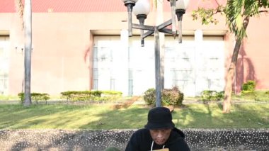 Asyalı adam yan yolda evsiz, yabancı biri yolda yalnız yaşamak zorunda çünkü ailesi yok..