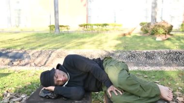 Asyalı adam yan yolda evsiz, yabancı biri yolda yalnız yaşamak zorunda çünkü ailesi yok..