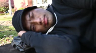 Asyalı adam yan yolda evsiz, yabancı biri yolda yalnız yaşamak zorunda çünkü ailesi yok..