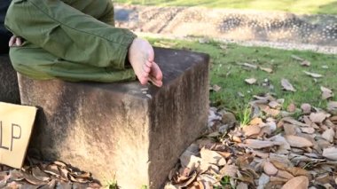 Asyalı adam yan yolda evsiz, yabancı biri yolda yalnız yaşamak zorunda çünkü ailesi yok..