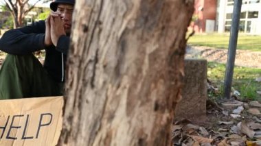 Asyalı adam yan yolda evsiz, yabancı biri yolda yalnız yaşamak zorunda çünkü ailesi yok..