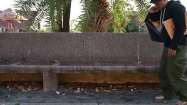 Asyalı adam yan yolda evsiz, yabancı biri yolda yalnız yaşamak zorunda çünkü ailesi yok..