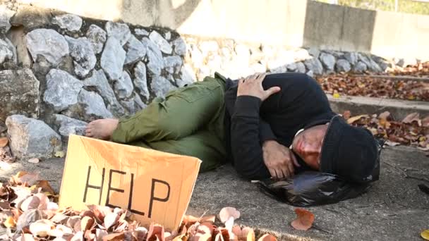 Asiate Ist Obdachlos Der Seitenstraße Ein Fremder Muss Allein Auf — Stockvideo