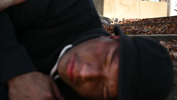 Asiat Bezdomovec Postranní Cestě Cizinec Musí Žít Cestách Sám Protože — Stock video