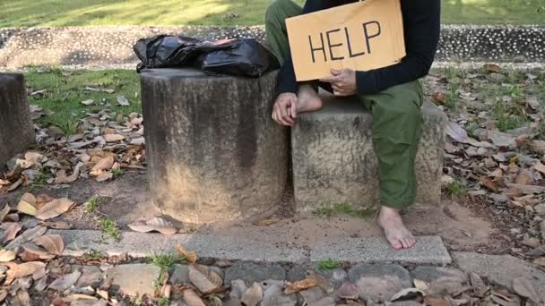 アジアの男は道端でホームレスです見知らぬ人は家族がいないので一人で道路に住まなければなりません — ストック動画