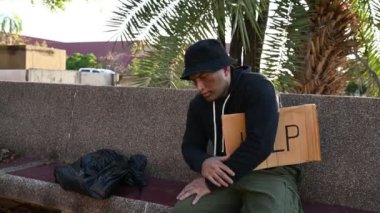 Asyalı adam yan yolda evsiz, yabancı biri yolda yalnız yaşamak zorunda çünkü ailesi yok..