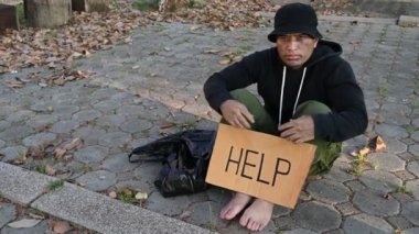 Asyalı adam yan yolda evsiz, yabancı biri yolda yalnız yaşamak zorunda çünkü ailesi yok..
