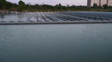 Yüzen güneş çiftliğinde çalışan Asyalı mühendis, yenilenebilir enerji, teknisyen ve yatırımcı güneş panelleri güneş enerjisi kurulumundaki panelleri kontrol ediyor