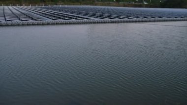 Yüzen güneş çiftliğinde çalışan Asyalı mühendis, yenilenebilir enerji, teknisyen ve yatırımcı güneş panelleri güneş enerjisi kurulumundaki panelleri kontrol ediyor