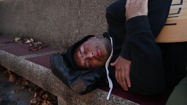 Asiate Ist Obdachlos Der Seitenstraße Ein Fremder Muss Allein Auf — Stockvideo