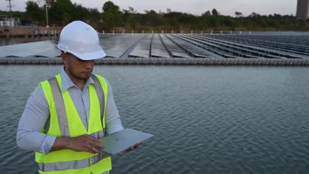Ασιάτης Μηχανικός Που Εργάζεται Στο Floating Ηλιακό Αγρόκτημα Ανανεώσιμες Πηγές — Αρχείο Βίντεο