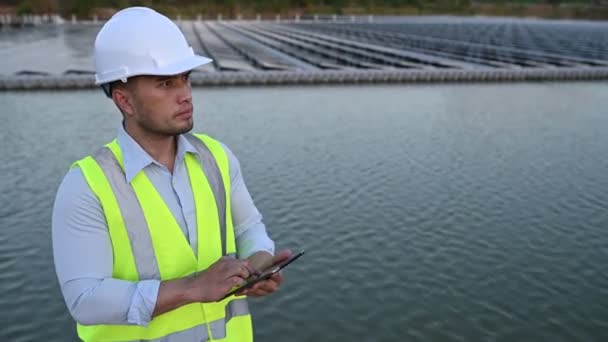 Asiatisk Ingenjör Arbetar Flytande Sol Gård Förnybar Energi Tekniker Och — Stockvideo