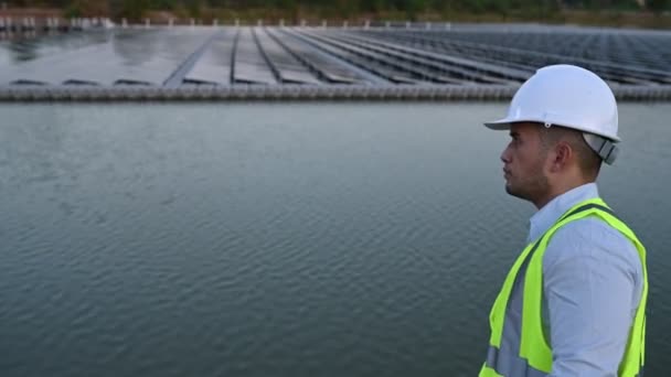 Asiatisk Ingenjör Arbetar Flytande Sol Gård Förnybar Energi Tekniker Och — Stockvideo