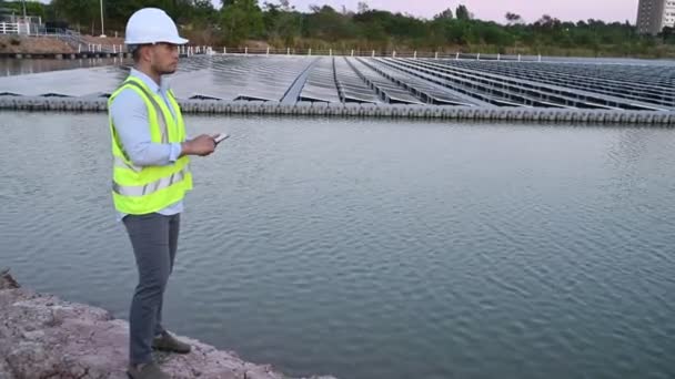 Azjatycki Inżynier Pracujący Pływającej Farmie Słonecznej Energia Odnawialna Technik Inwestor — Wideo stockowe