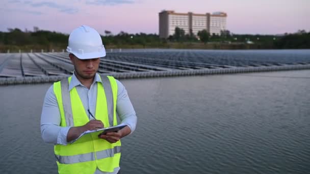 Ingegnere Asiatico Che Lavora Presso Floating Solar Farm Energie Rinnovabili — Video Stock