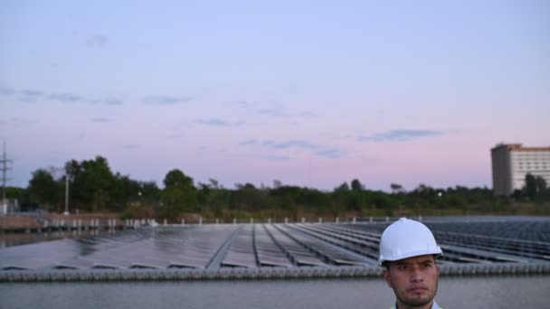 Engenheiro Asiático Trabalhando Fazenda Solar Flutuante Energia Renovável Técnico Investidor — Vídeo de Stock