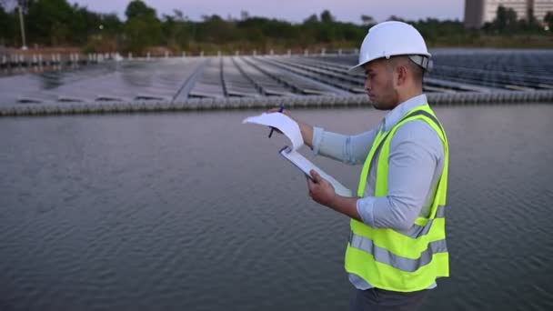Asiatisk Ingenjör Arbetar Flytande Sol Gård Förnybar Energi Tekniker Och — Stockvideo