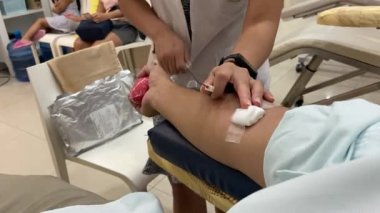 Kan bağışı konsepti, Asyalı yakışıklı adam insan için kan bağışlıyor.