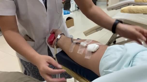 Krevní Apetit Koncept Asijský Pohledný Muž Darovat Krev Pro Člověka — Stock video