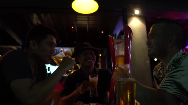 Друзі Ють Пиво Проводять Час Барі — стокове відео