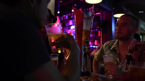 Amigos Bebendo Cerveja Passando Tempo Bar — Vídeo de Stock