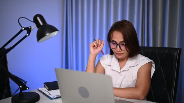 Beautiful Asian Woman Working Home Night Lot Work Company Bring — Stock video