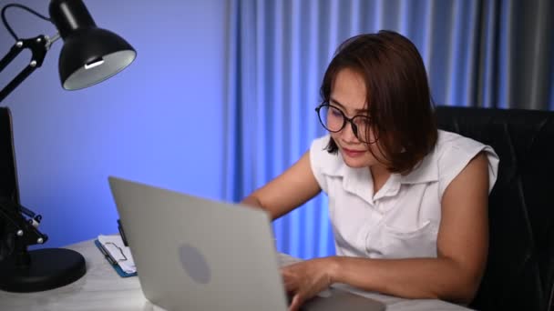 自宅で働く美しいアジア人女性 会社からの仕事の多く 家庭の仕事をもたらす 家庭の概念からの仕事 ハードワークから疲れて — ストック動画