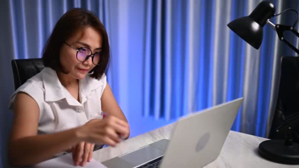 Beautiful Asian Woman Working Home Night Lot Work Company Bring — Wideo stockowe