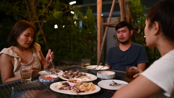Група Азіатських Людей Вечеря Саду Будинку Відпустці Літній Вечір Святкування — стокове відео