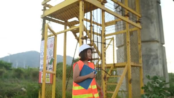 Una Ingeniera Asiática Trabaja Una Obra Construcción Puentes Autopista Trabajadora — Vídeos de Stock