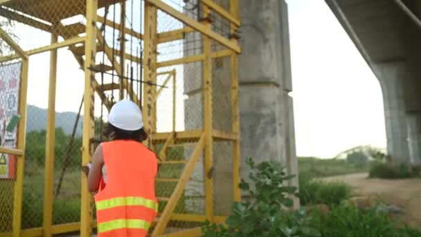 Азійська Жінка Інженер Працює Місці Будівництва Моста Автостради Цивільний Працівник — стокове відео